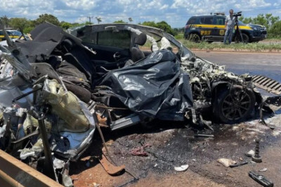 Acidente entre carro e carreta deixa duas mortes no Paraná
